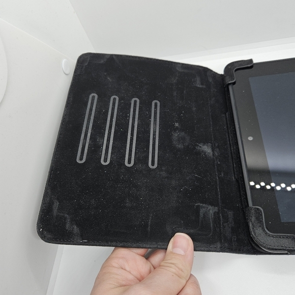 Amazon Kindle Fire HD 7" 32 GB with gray Belkin case - Picture 4 of 11